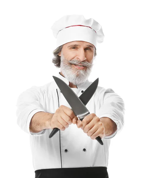 白い背景にナイフを持つ成熟した男性シェフ — ストック写真