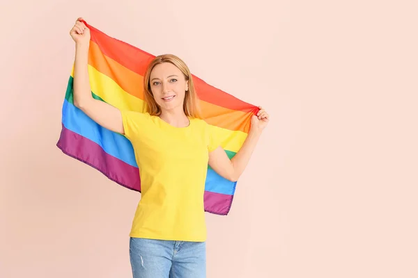 Mujer Con Bandera Lgbt Sobre Fondo Color — Foto de Stock