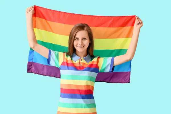 Lgbtの旗を背景にした若い女性 — ストック写真