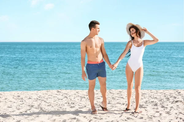 Deniz kıyısındaki mutlu genç çift