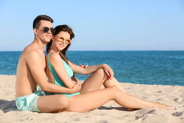 Glückliches Junges Paar Strand — Stockfoto