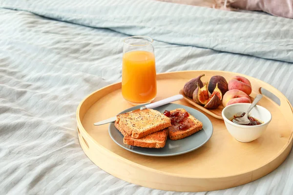 Yatakta lezzetli kahvaltı tepsisi