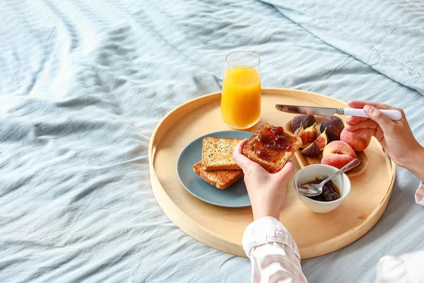 Junge Frau Frühstückt Lecker Bett — Stockfoto