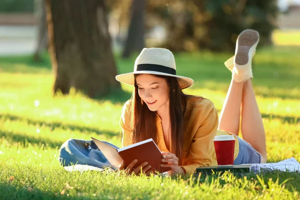 Mooie Jonge Vrouw Die Boek Leest Het Park — Stockfoto