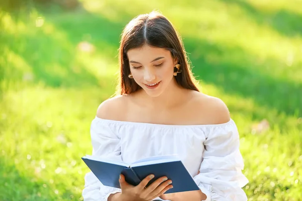 Jovem Bonita Leitura Livro Parque — Fotografia de Stock