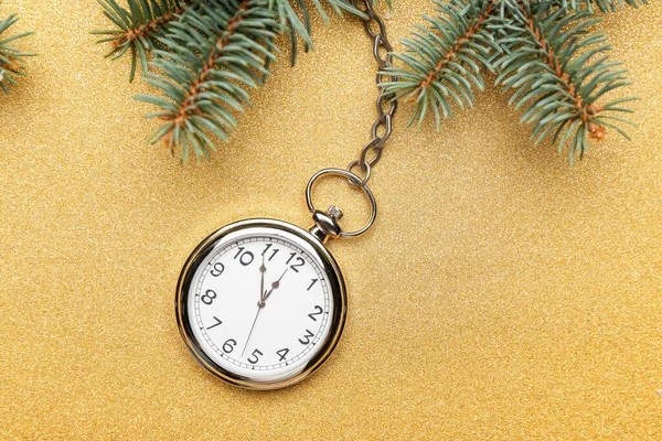 Taschenuhr Und Tannenzweige Auf Farbigem Hintergrund Neujahrszeit — Stockfoto