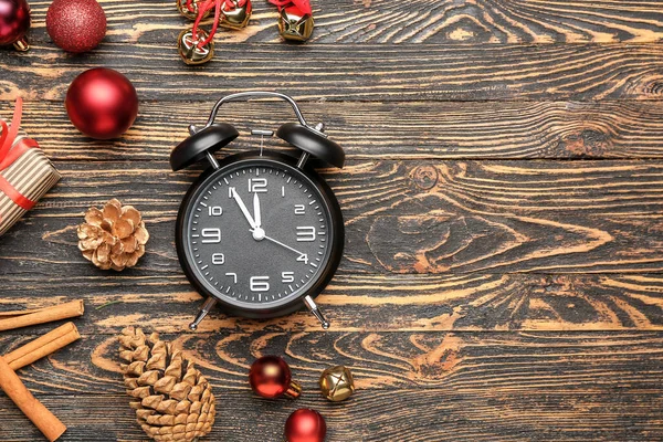木製の背景に目覚まし時計やクリスマスの装飾と構成 — ストック写真