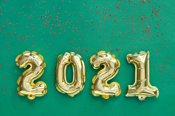 Renkli Arka Planda 2021 Şekilli Balonlar Yeni Yıl Kutlaması — Stok fotoğraf