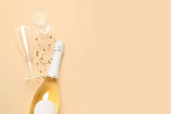 Composizione Natalizia Con Bottiglia Champagne Sfondo Colori — Foto Stock