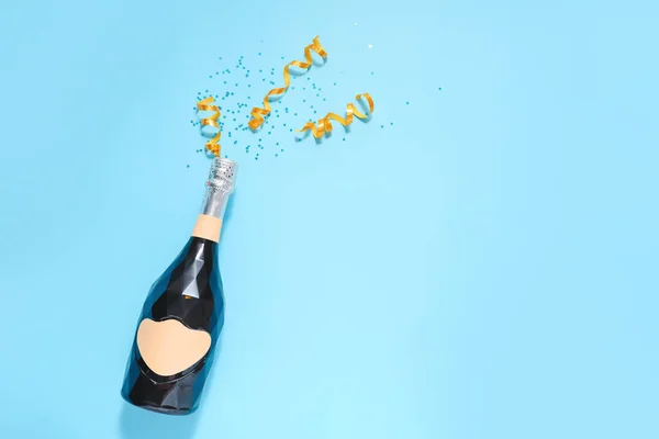Composizione Natalizia Con Bottiglia Champagne Sfondo Colori — Foto Stock