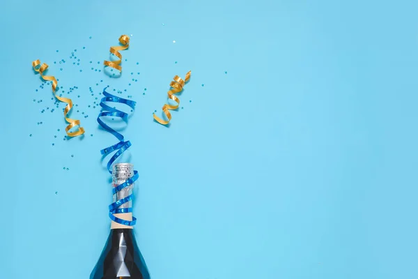 Weihnachtskomposition Mit Einer Flasche Champagner Auf Farbigem Hintergrund — Stockfoto