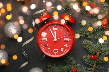 Alarm saati, Noel dekoru ve koyu arkaplanda köknar dalları