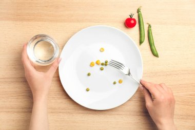 Sebze yiyen bir kadın, manzaralı. İştahsızlık kavramı