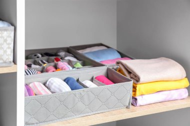 Dolapta temiz giysileri olan organizatörler.