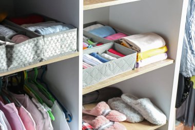 Temiz elbiseli modern gardırop.