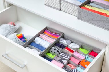Dolapta temiz giysiler olan açık çekmece.