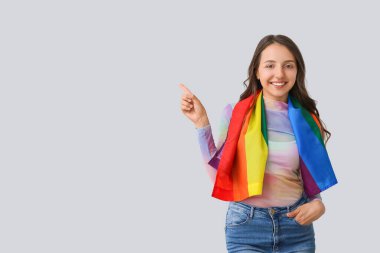Hafif arkaplanda LGBT bayrağı olan genç bir kadın