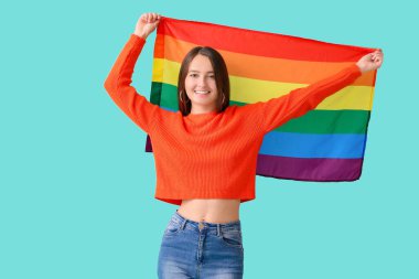 Renkli arka planda LGBT bayrağı olan genç bir kadın