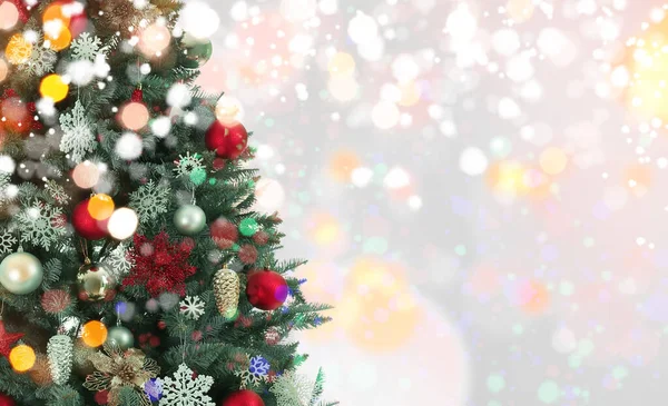 Όμορφο Χριστουγεννιάτικο Δέντρο Κατά Θολή Φώτα — Φωτογραφία Αρχείου
