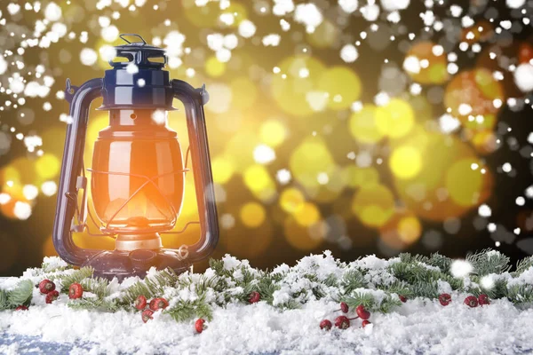 Lanterna Com Neve Ramos Abeto Mesa Contra Luzes Embaçadas — Fotografia de Stock
