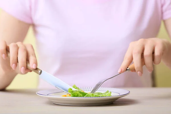 Mulher Comer Vegetais Mesa Perto Conceito Anorexia — Fotografia de Stock