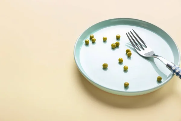 Plate Peas Fork Color Background Concept Anorexia — Stock Photo, Image