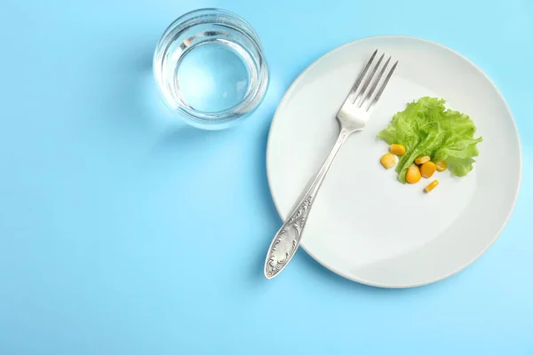 Talerz Warzywami Widelcem Szklanką Wody Tle Koloru Pojęcie Anoreksji — Zdjęcie stockowe