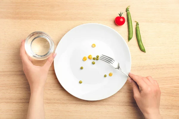 Sebze yiyen bir kadın, manzaralı. İştahsızlık kavramı