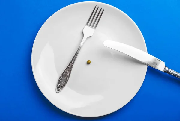 Assiette Avec Pois Couverts Sur Fond Couleur Concept Anorexie — Photo