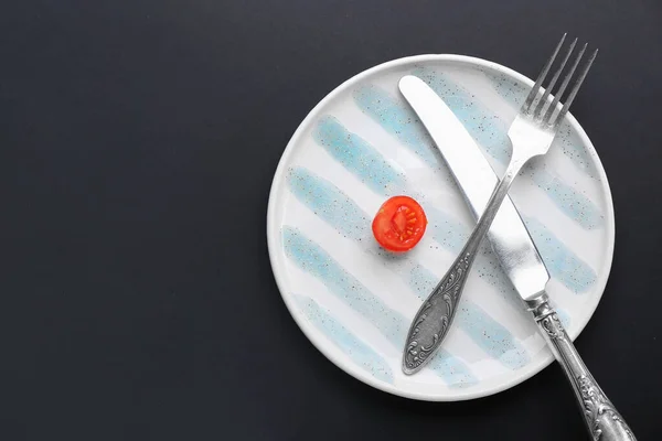 Assiette Avec Tomate Couverts Sur Fond Sombre Concept Anorexie — Photo