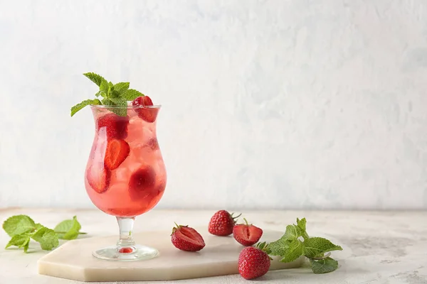 Glass Fresh Strawberry Mojito Light Background — Stock Photo, Image