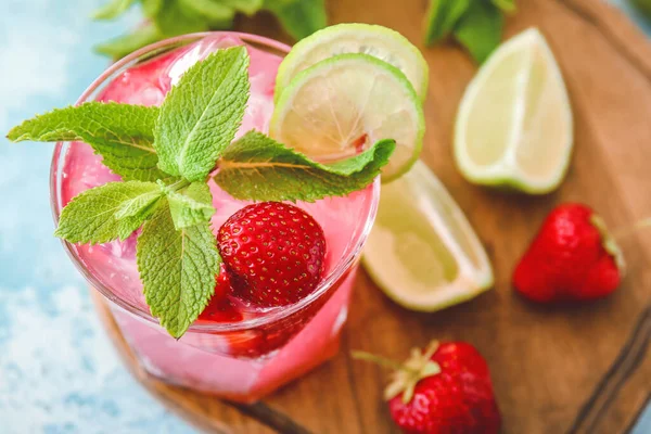 Masada bir bardak taze çilekli mojito.