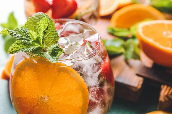 Bir bardak taze çilekli mojito, yakın plan.