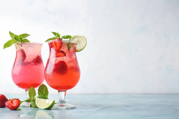 Masada Taze Çilekli Mojito Bardakları — Stok fotoğraf