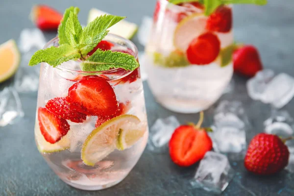 Koyu arkaplanda bir bardak taze çilekli mojito.