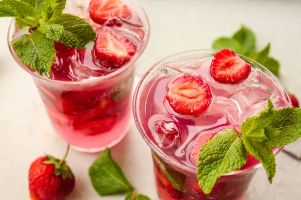 Hafif arka planda taze çilekli mojito bardakları, yakın plan.
