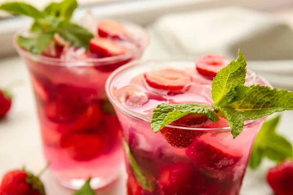 Bir bardak taze çilekli mojito, yakın plan.