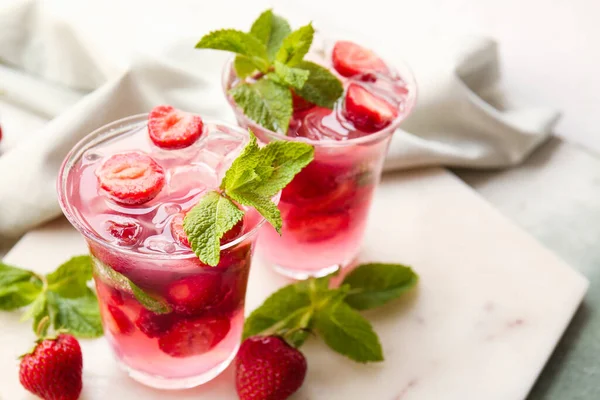 Gläser Mit Frischem Erdbeermojito Auf Dem Tisch — Stockfoto