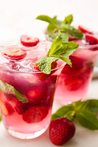 Glasses Fresh Strawberry Mojito Light Background Closeup — Stock Photo, Image