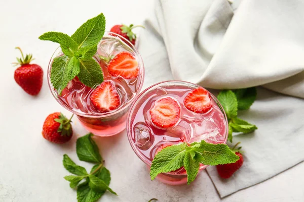 Hafif arkaplanda taze çilekli mojito bardakları