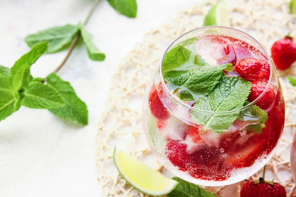 Verre Fraise Fraîche Mojito Sur Fond Clair — Photo