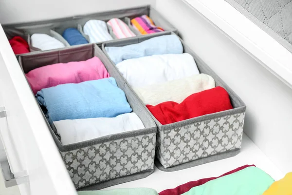 Dolapta temiz giysiler olan açık çekmece.
