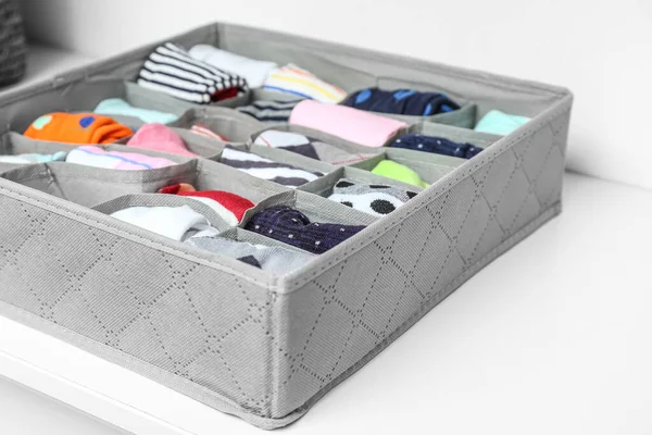 Dolapta temiz giysileri olan bir organizatör.