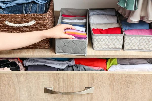 Evde temiz elbiseli bir kadın var.