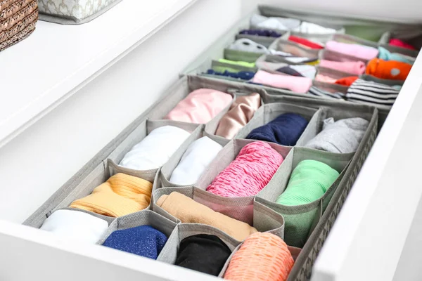 Dolapta temiz giysiler olan açık çekmece.
