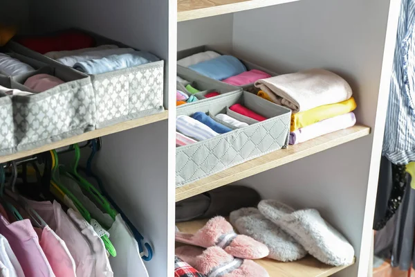 Temiz elbiseli modern gardırop.