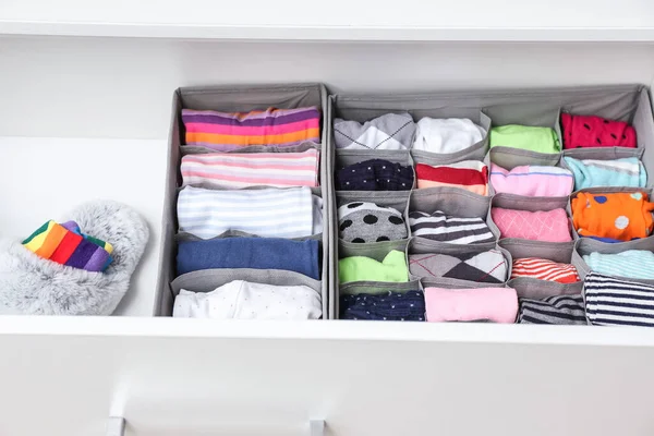 Dolapta temiz giysiler olan açık çekmece.