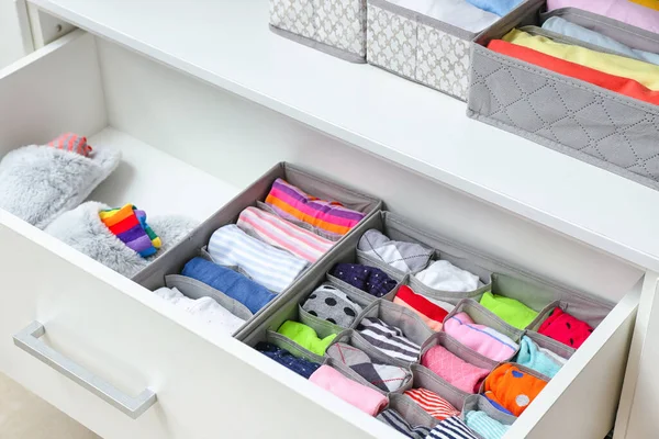 Dolapta temiz giysiler olan açık çekmece.