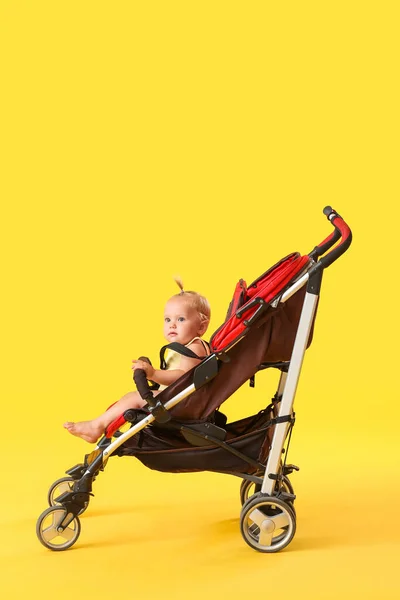 Söt Liten Bebis Barnvagn Färg Bakgrund — Stockfoto