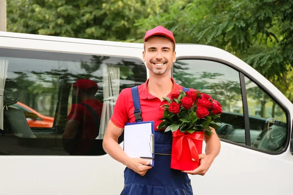 Entrega Homem Com Belas Flores Perto Carro Livre — Fotografia de Stock